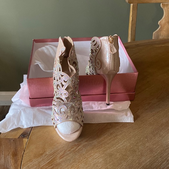 NWB - Beautiful Platform Heels! Never worn, too big for me…:( - Picture 1 of 3